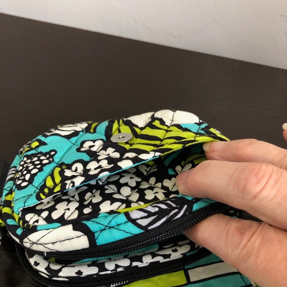Vera Bradley. Small Island Bloom Crossbody, NWT - Picture 5 of 6
